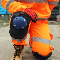 MAX Lightweight EVA Foam Workwear Kneepad – Black product model image | CMT Group